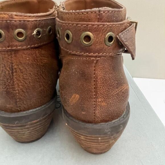 Adam Tucker Me Too Brown Booties Size 6 Riley Brown Grommet Buckle Detail - Picture 8 of 9